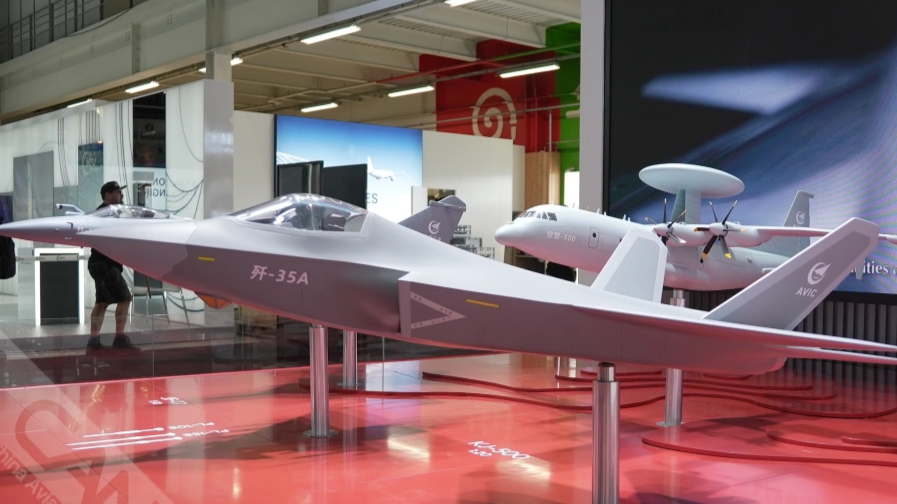 中国“20系列”战机齐聚巴黎航展 歼-35A迎海外首秀