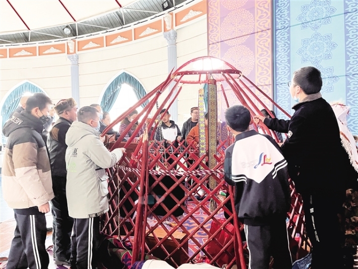 学生在阿克塞县博物馆参加研学体验活动。