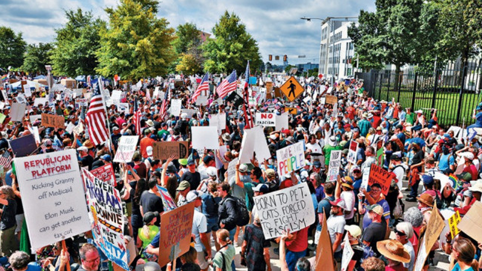 美洲多地掀起“不要国王”反特朗普示威