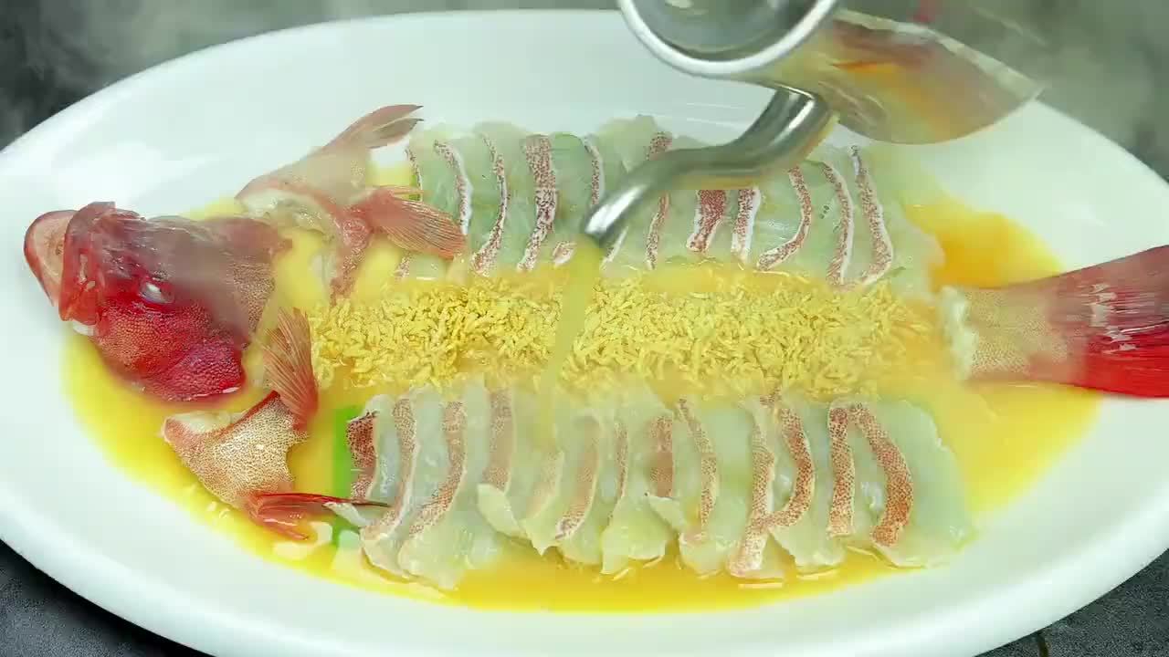 东星斑是高档食材，其本身味道就很鲜美，加上虾汤的鲜美加持