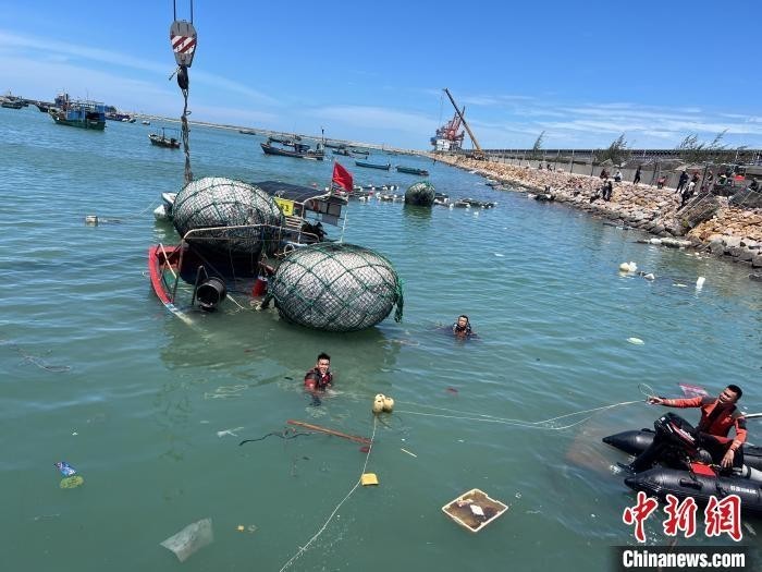 6月15日，消防救援人员打捞沉没渔船。乐东消防救援大队 供图