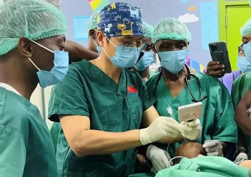 张军桥（左二）正在教当地医生学习使用医疗设备。受访者供图