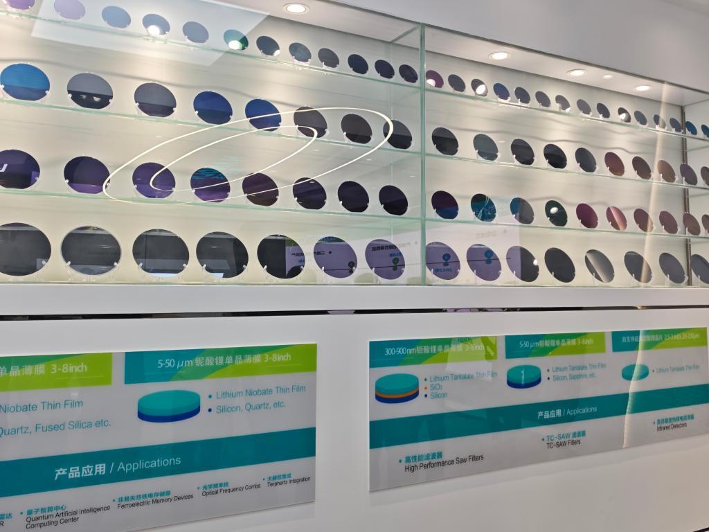 图为济南晶正电子科技有限公司生产的单晶薄膜产品。新华社记者申铖 摄