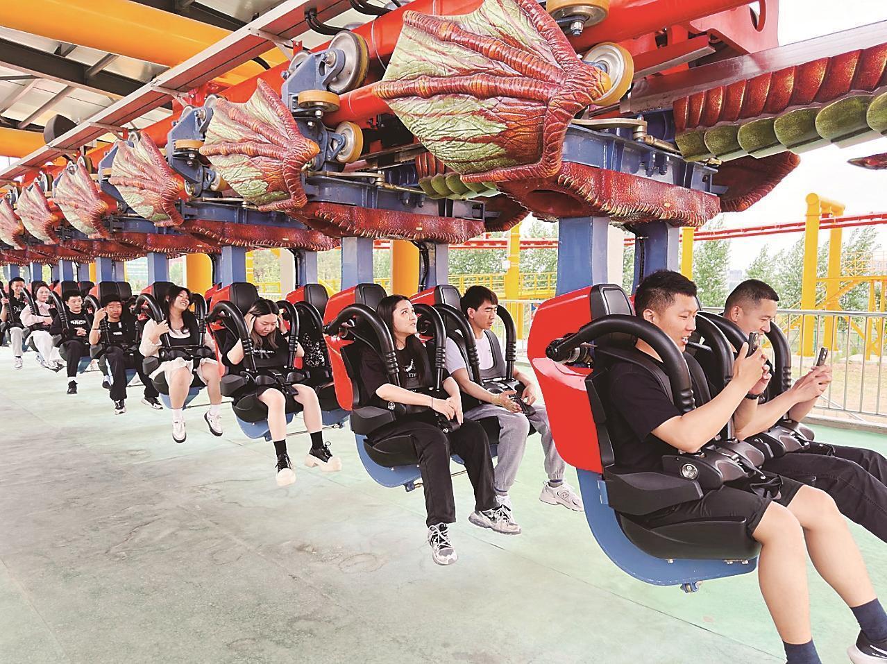 长影世纪城“云霄飞龙”过山车等极限项目，以刺激体验吸引年轻群体。