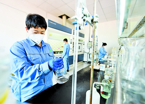 求新求变，打造环京津雄精细化工产业集群。图为河北文安新桥精细化工产业区河北欣芮再生资源利用有限公司实验室一角。