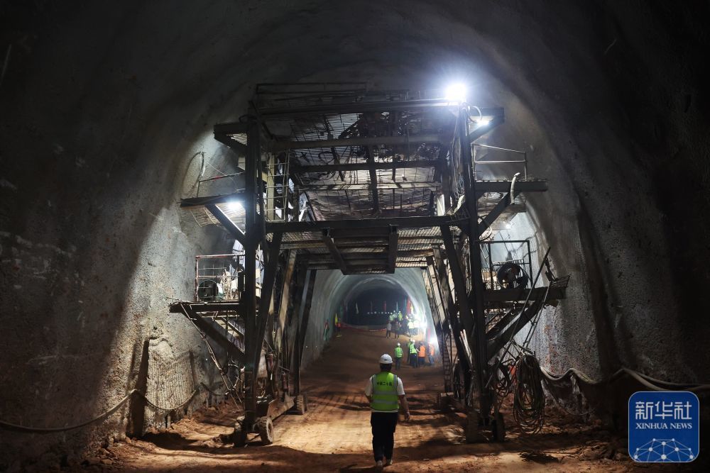 ↑6月18日，中铁二十局的建设者在已经贯通的兰合铁路黄家岭隧道内施工。