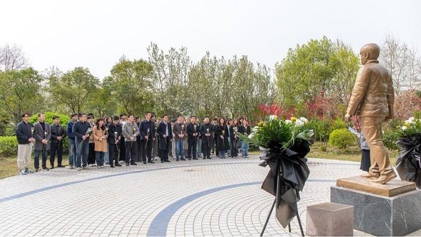 图为10周年之际，学校师生在孟瑞鹏广场缅怀纪念孟瑞鹏。何青 摄