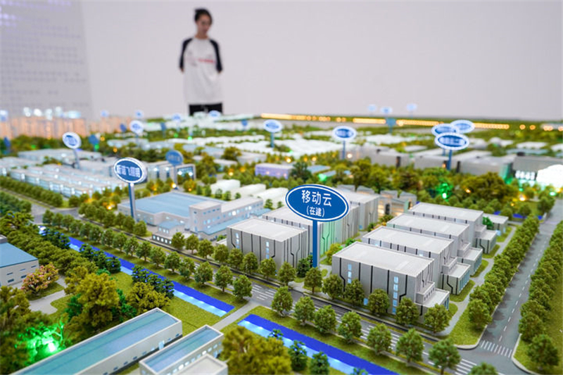 观众在扬州仪征云谷·众创空间展厅内参观（2023年6月30日摄）。新华社记者李博摄