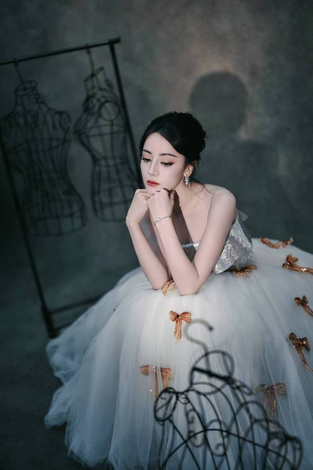迪丽热巴好像在发呆，松弛感拉满。