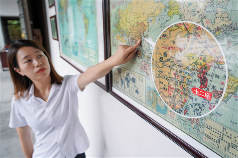 民国十三年（1924）北京大学出版的《世界平方图》中，“十二圩”被醒目标注（2023年6月30日摄）。 新华社记者李博摄