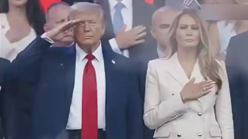 阅兵式上，特朗普隔着比人还高的防弹玻璃向士兵敬礼