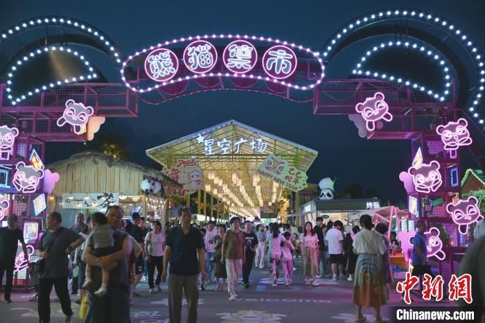 6月13日晚间，陕西汉中熊猫集市游人如织。(汉中市文旅局供图)