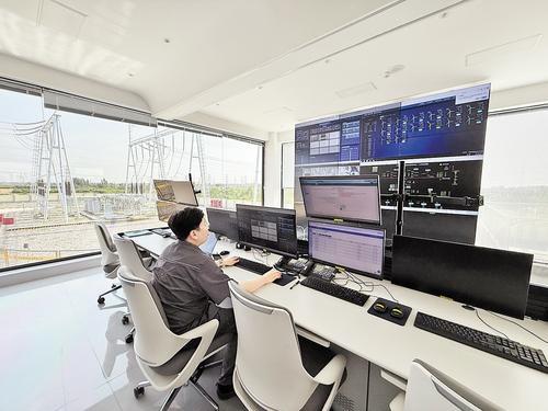 6月10日，巨鹿县老漳河二期100兆瓦“风+储”一体化示范项目升压站内，值班人员正在查看监控区域的实时情况。 本报记者王永晨摄