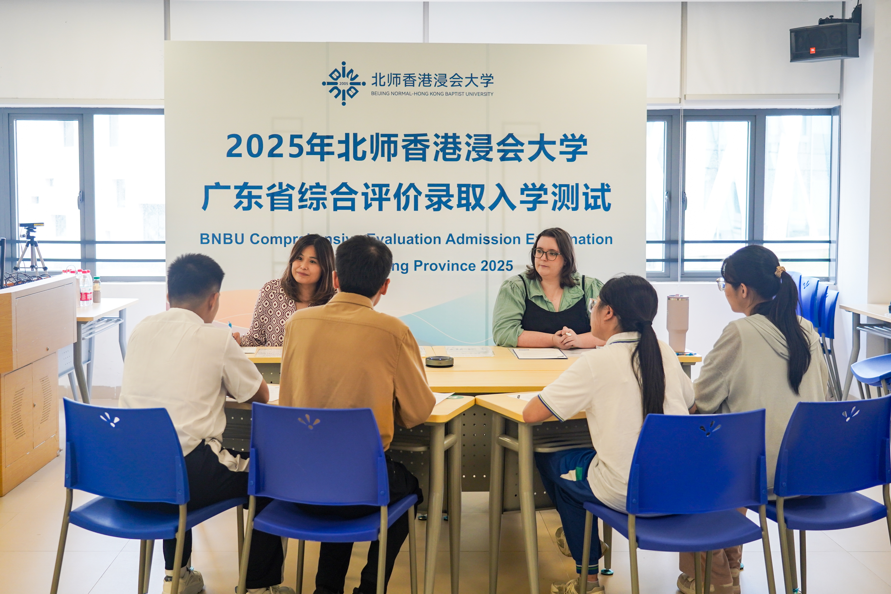 北师香港浸会大学（BNBU）广东省综合评价录取入学测试英语面试现场。（摄影：何秋蓓）