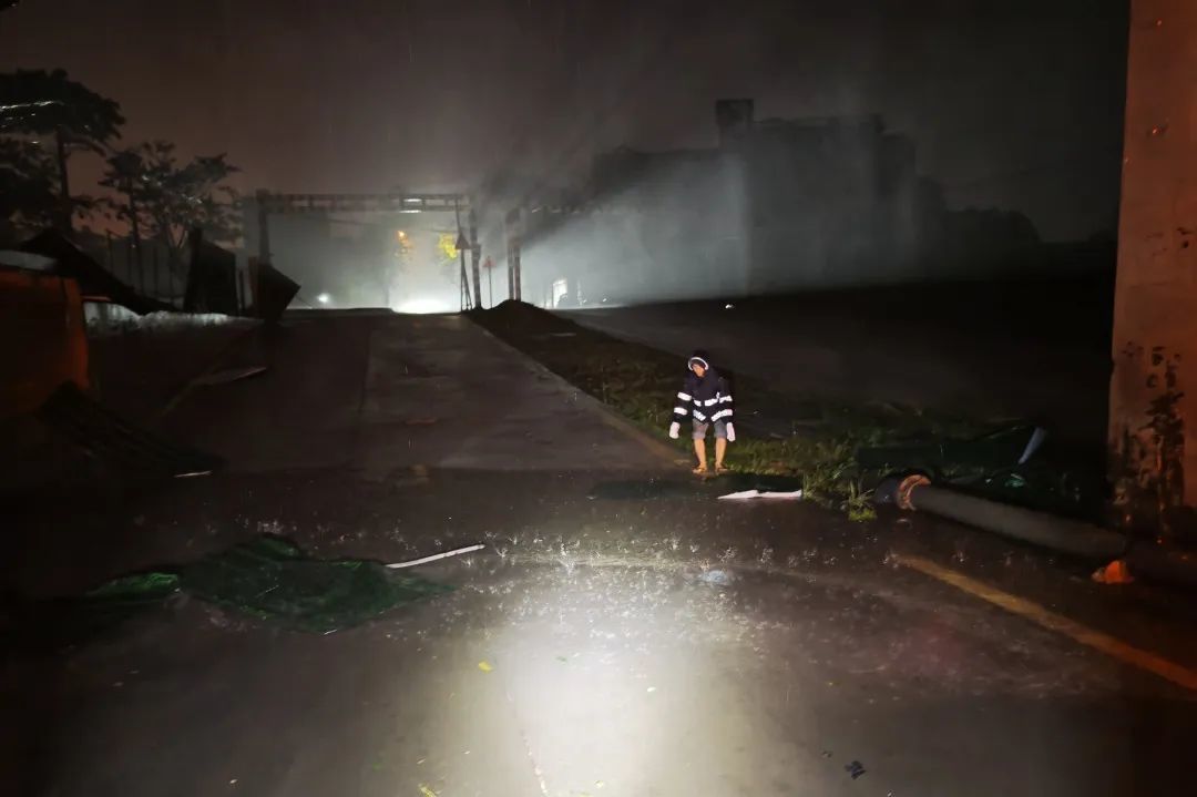 图|区住建局夜间巡查港门文化室、港一十字路口等易积水路段并清除障碍物。