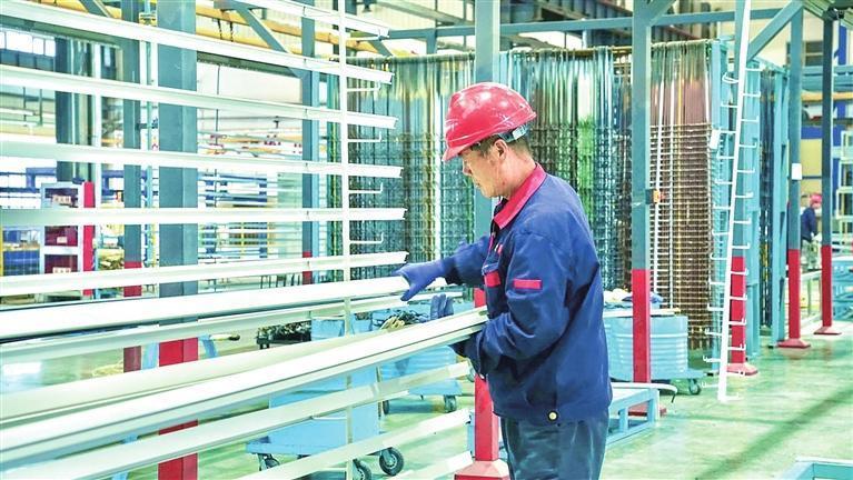 工人仔细检查建材质量　本版图片均由兰州新区报记者　祁瑞龙　摄