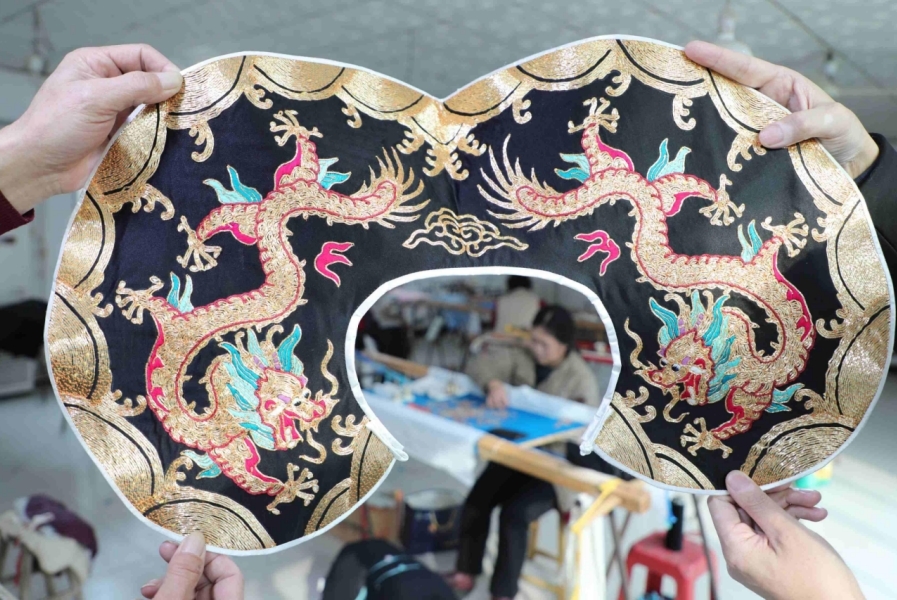一件戏服需要多个“部件”来组合（资料图片）。袁一帅 摄