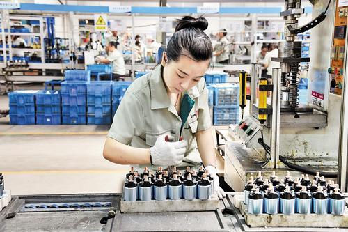 工人在河间市某汽车配件再制造企业车间加工产品。 苑立伟摄