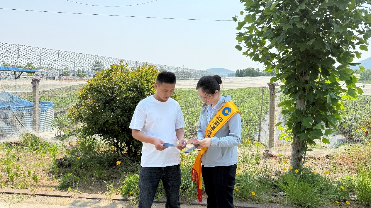 客户经理走进黑林镇为蓝莓种植户介绍建行金融产品