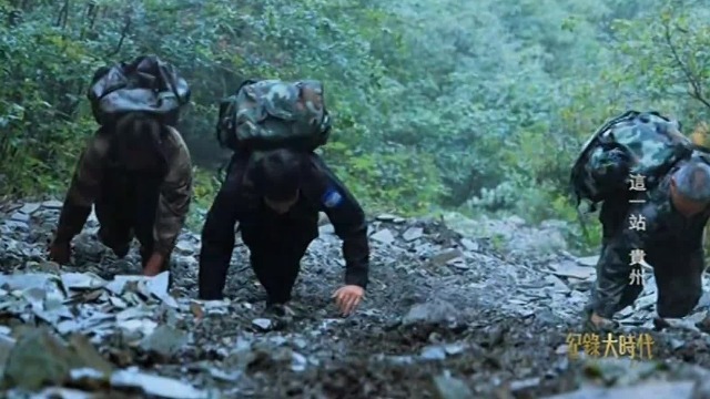 为了监测野外黔金丝猴的生存情况，饲养员们冒着生命危险勇闯梵净山