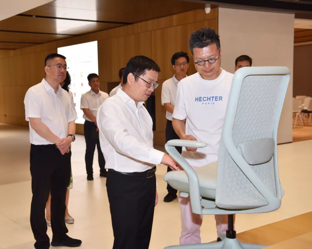 调研大坝现代轻工家居产业园精一家具有限公司,要求深入实施传统产业、战新产业、未来产业“三箭齐发”的战略,以科技创新、科技赋能全面提速顺德现代化产业体系建设。