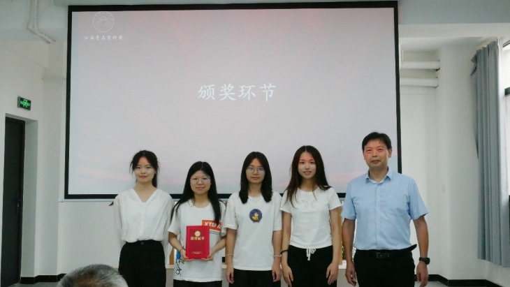 肖华平给一等奖小组颁奖