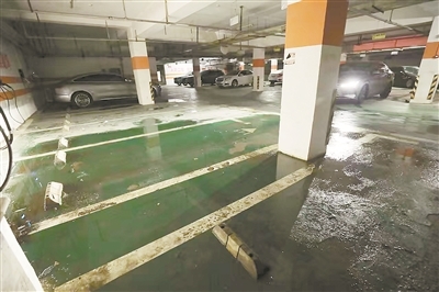 梅雨季节,停车场地面湿漉漉的。