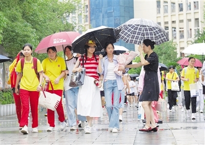 南昌：中考落幕 青春启航（图）