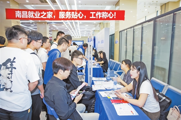 南昌市2025年初夏综合人才招聘大会吸引了众多求职者。江西省人力资源和社会保障厅供图