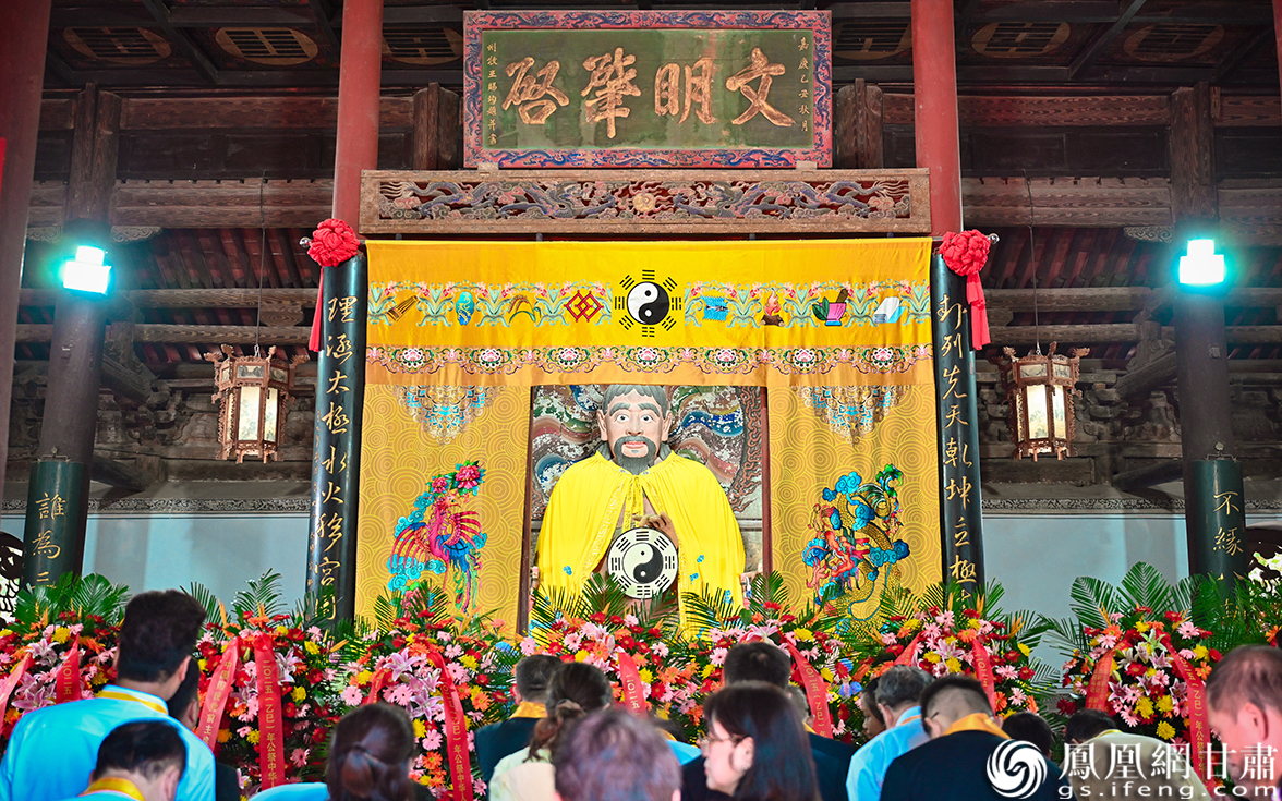 全世界中华儿女拜谒圣像，追思伏羲功绩。杨艺锴　摄