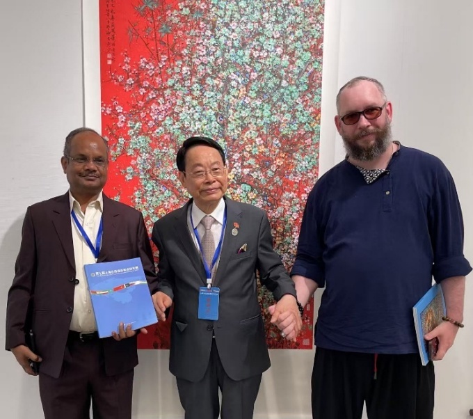 萧晖荣教授（中）与俄罗斯艺术学院院士布里奥克（右）、印度艺术家拉姆·维拉延在作品前留影