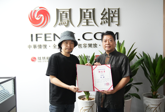 高原老师（右）接受聘书。