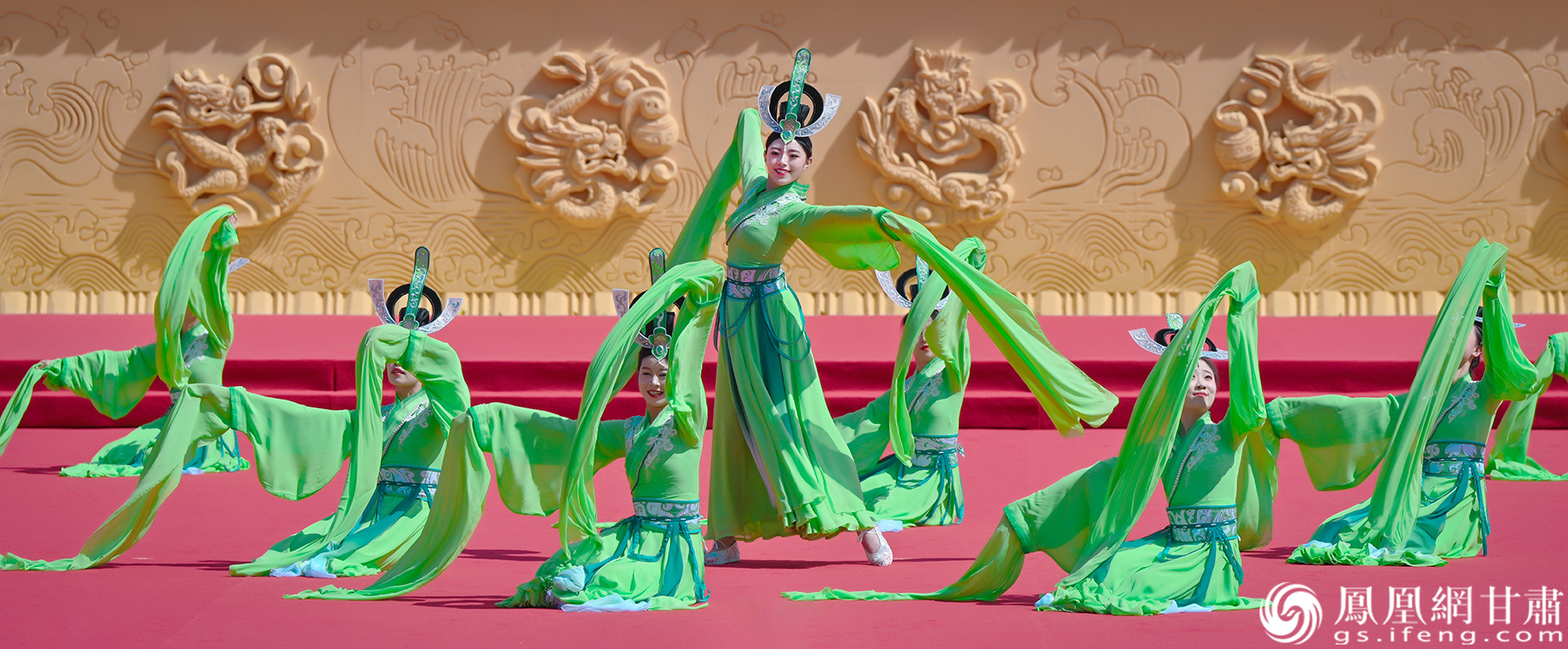 “曦开迎圣”“厥功大德”“万代敬仰”“福佑中华”四个篇章依次呈现，载歌载舞再现伏羲之功业。杨艺锴　摄