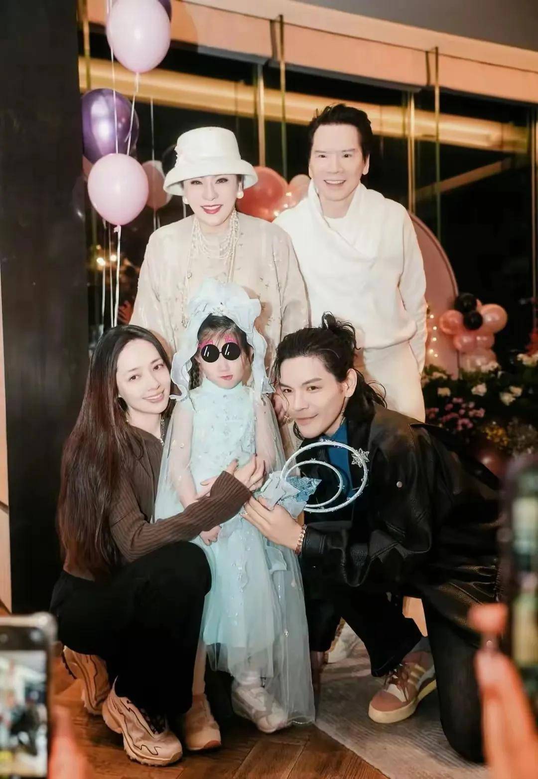 郭碧婷给儿子过三岁生日，小向笙留长发像向佐，生日待遇不如姐姐