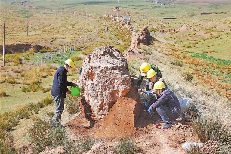 文保人员对长城受损部位进行检查保护