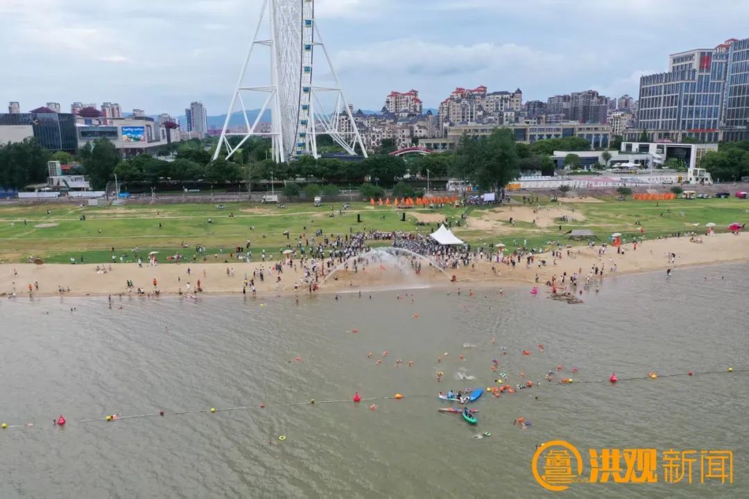 赣江“两滩七湾”天然泳场正式开放 南昌市民：像在海边度假