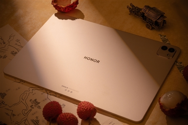 荣耀MagicPad 3真机首秀!13.3英寸屏 超薄机身塞下业界最大电池