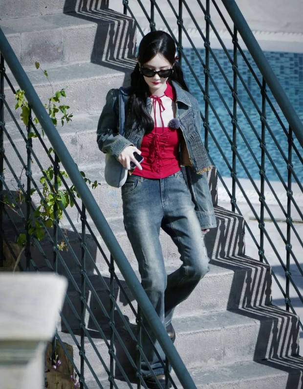 李一桐牛仔套装搭红内搭太绝！墨镜加持演绎又飒又辣 - 小轻秀场