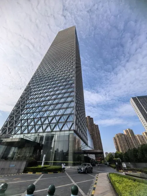 南昌绿地华邑酒店位于高新绿地中心39—56层