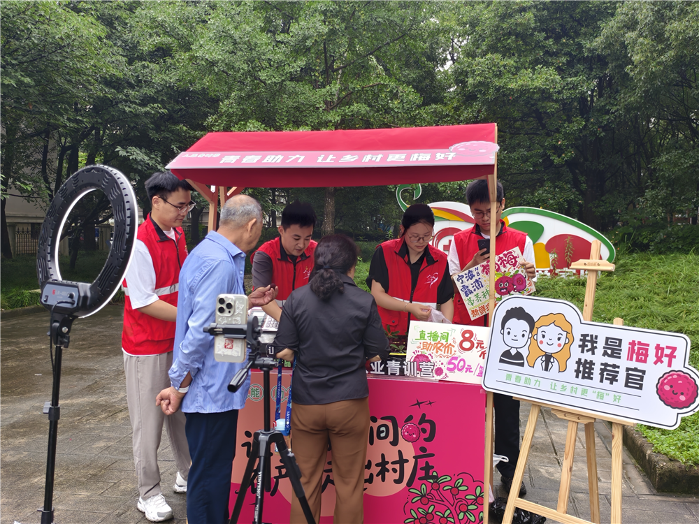 年轻干部在集市摆摊 通讯员供图