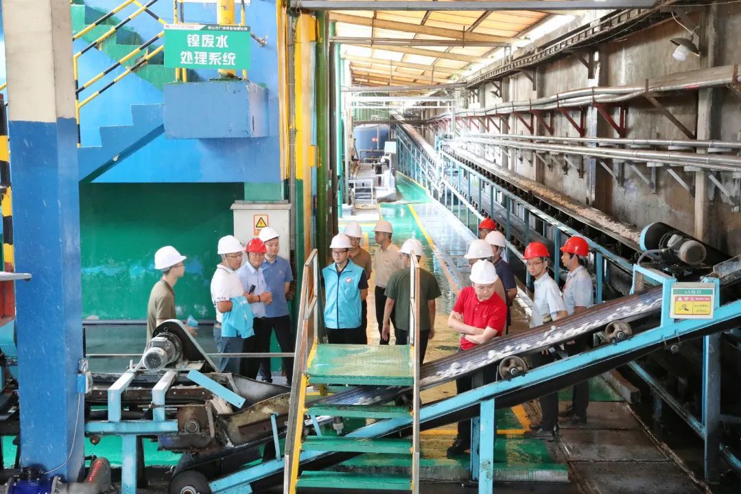 参会人员在佛山市广成铝业有限公司参观学习