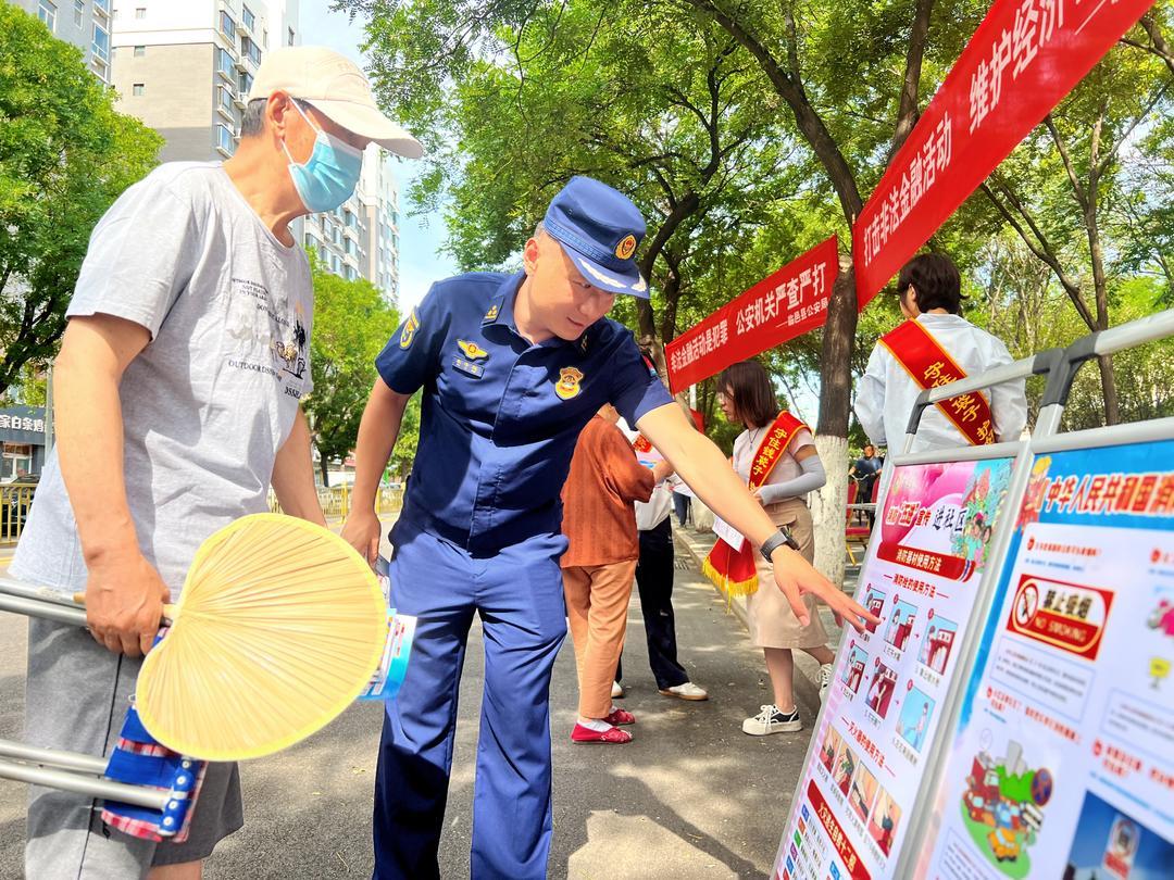 6月16日,德州市消防救援支队开展“安全生产月”宣传咨询日活动,通过现场设立消防咨询台、设置消防宣传展板、发放消防宣传彩页等形式,提醒群众注意消防安全。