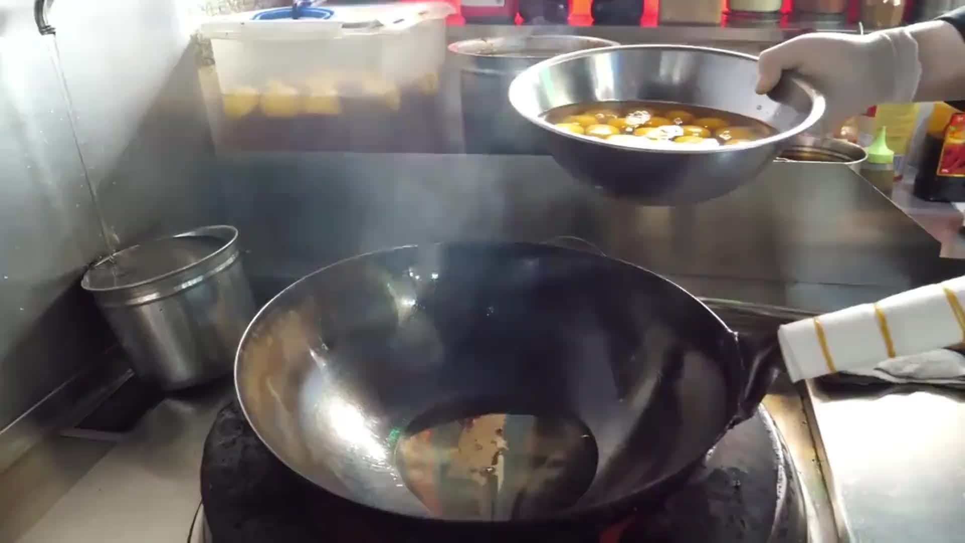 25岁小伙应聘大厨，张口20万年薪，老板怒退：看我炒饭