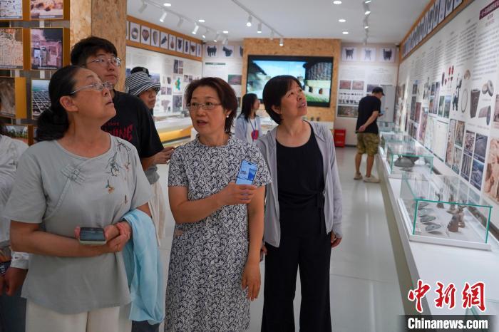 图为市民在河南省文物考古研究院院史馆参观。中新社记者 范晓恒 摄