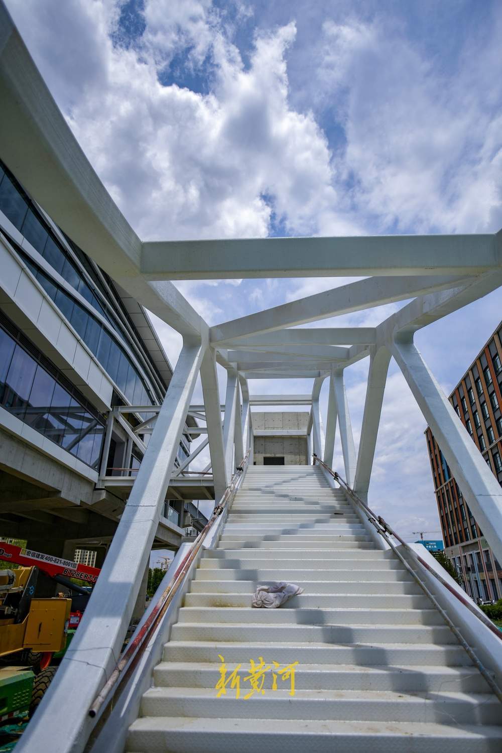 济南云巴高架车站架设“三梯”连通地面