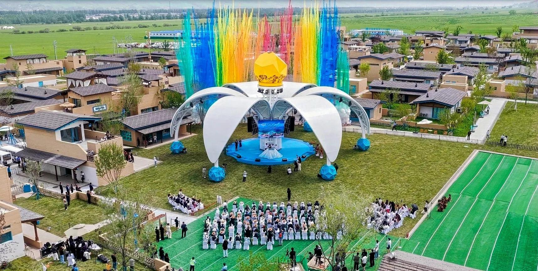 ▲ 开园仪式上，生命之水的缓缓注入，哈茵赛地标建筑顶冰花舞台璀璨绽放，以最隆重的欢迎仪式迎接四海宾朋。