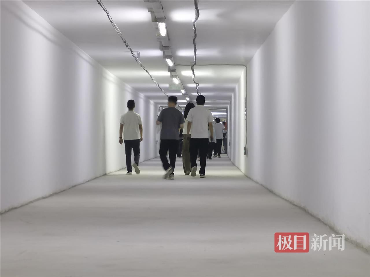 市民进入东湖隧道逃生通道