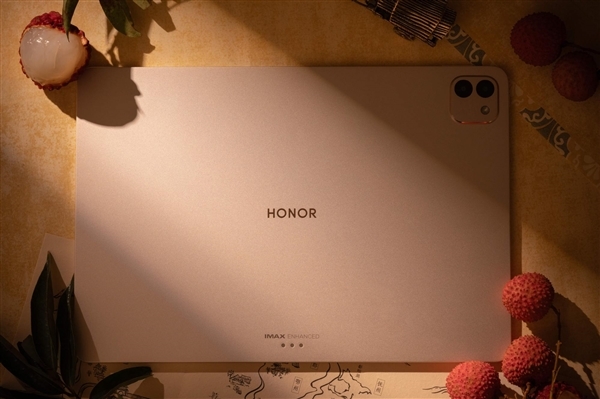 荣耀MagicPad 3真机首秀!13.3英寸屏 超薄机身塞下业界最大电池