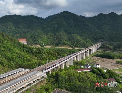 一列复兴号动车组驶入德兴站。（胡国林摄）