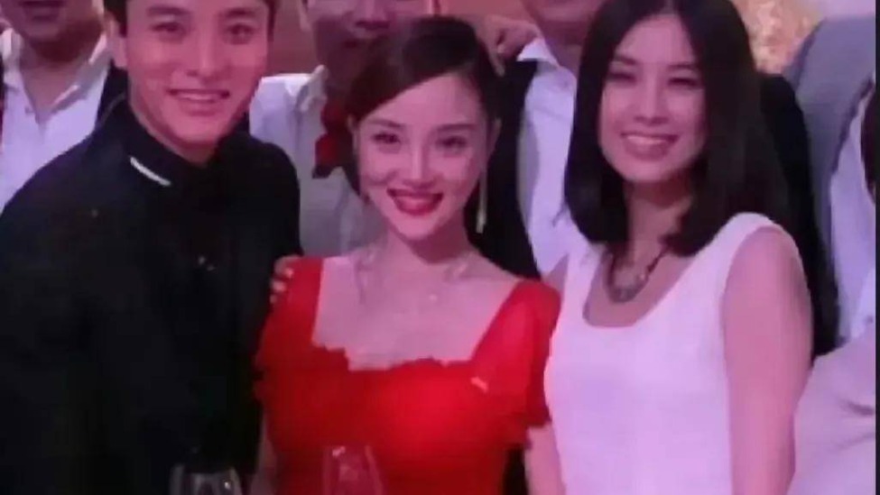 黄圣依自曝初恋贾乃亮，网友：被前妻绿、前夫渣，复合更好？封面图